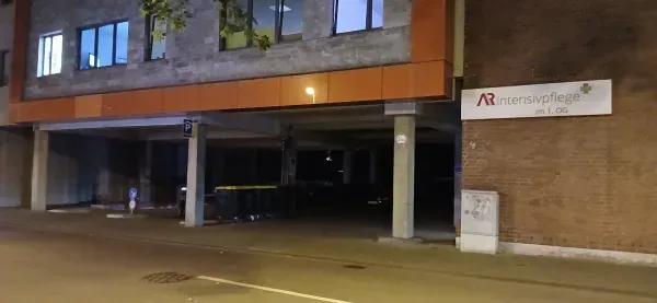 Tiefgarageneinfahrt der AR Intensivpflege in Duisburg-Hamborn bei Nacht.