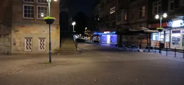 Treppen und Vorplatz am Rathaus Hamborn in Duisburg bei Nacht.