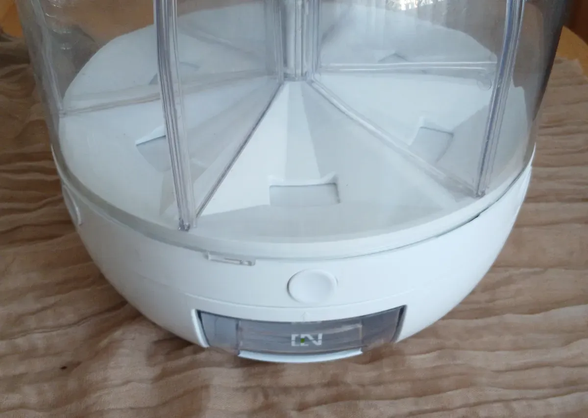 Weiße rotierende Vorratsbox mit mehreren Fächern und Frontspender