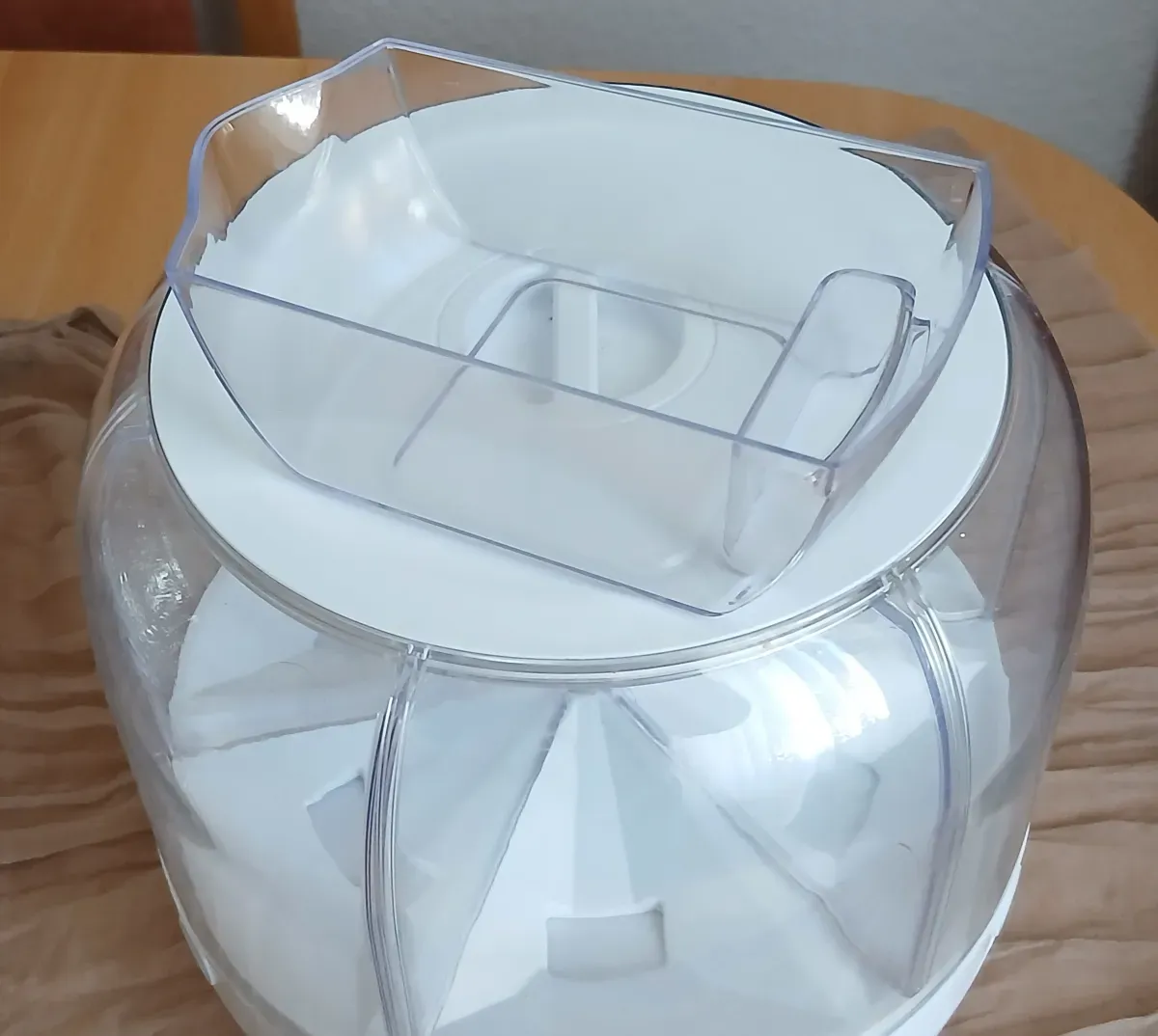 Weiße Vorratsbox von oben mit transparentem Auffangbehälter auf Deckel