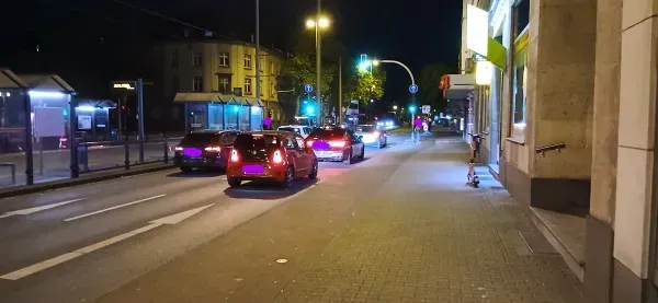 Fließender Verkehr auf der Hauptstraße in Duisburg-Hamborn bei Nacht