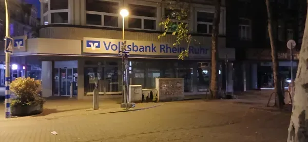 Volksbank Rhein-Ruhr Filiale am Hamborner Marktplatz bei Nacht.