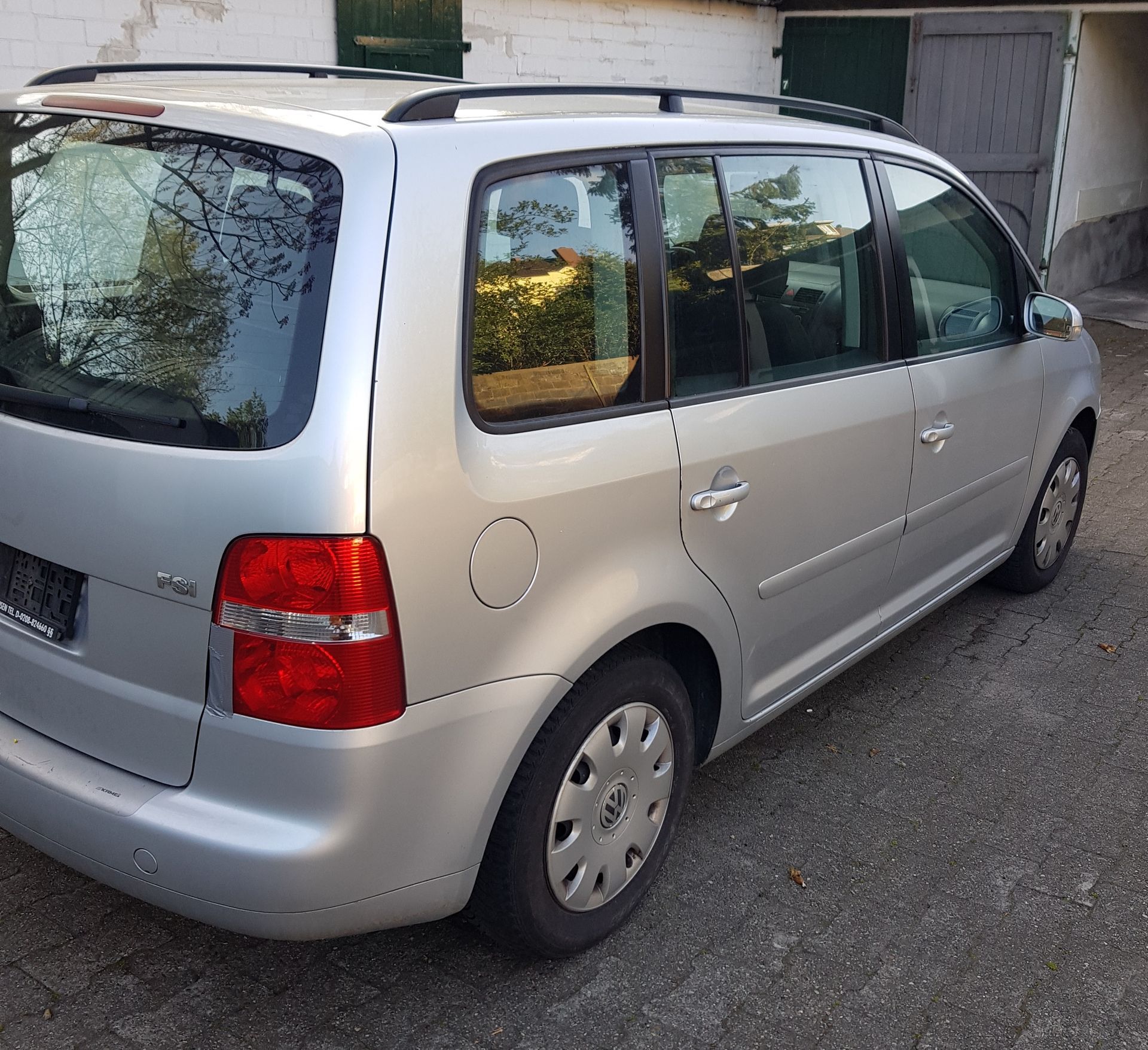 VW Touran Baujahr 2005 FSI Silber Heck Beifahrerseite