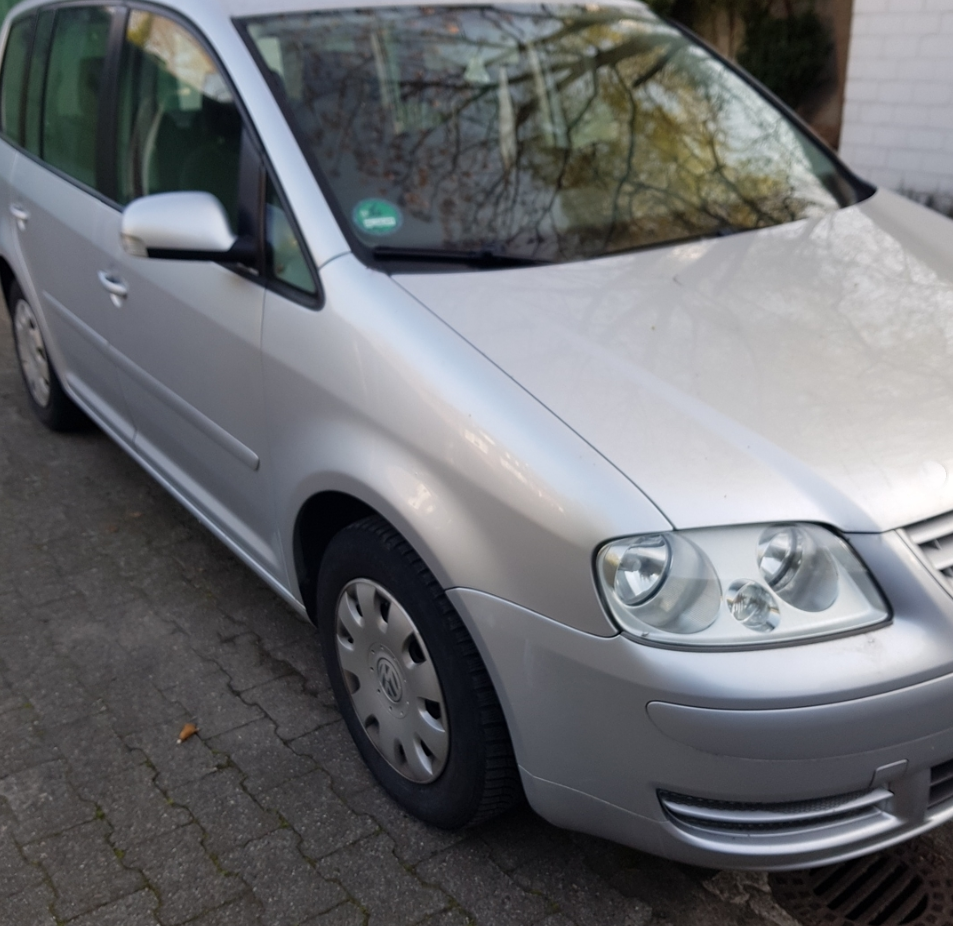 VW Touran Baujahr 2005 FSI Silber Front Beifahrerseite 