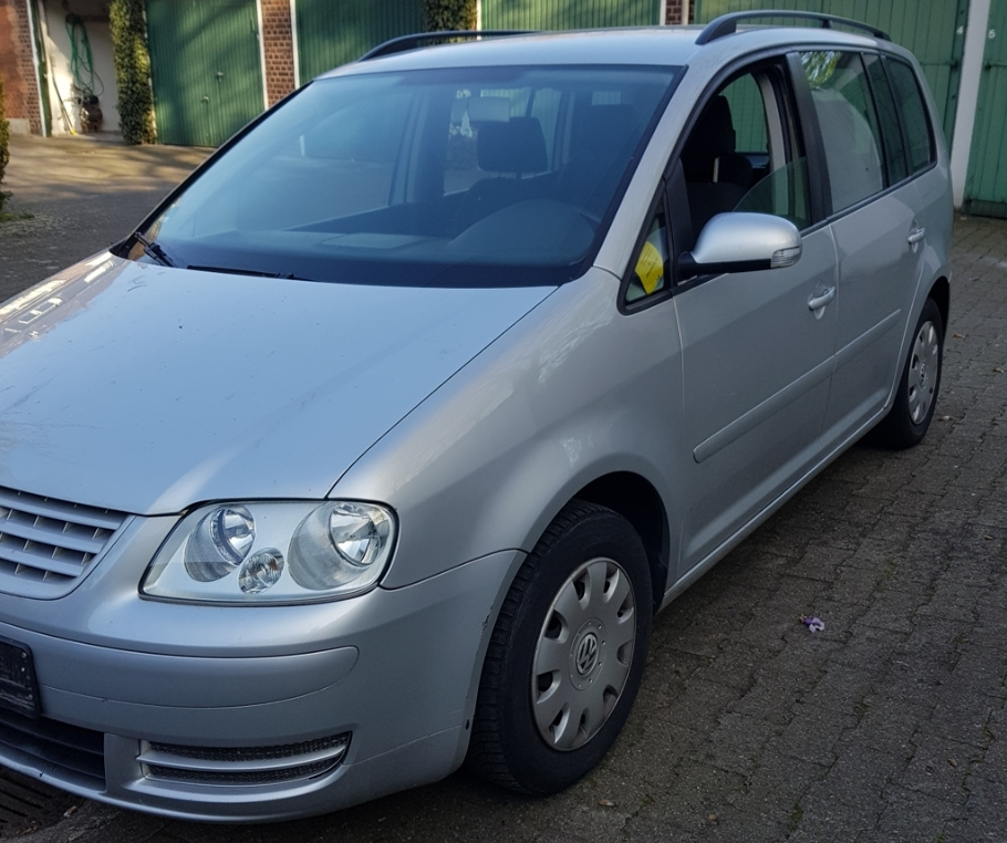 VW Touran Baujahr 2005 FSI Silber Front  Fahrerseite 