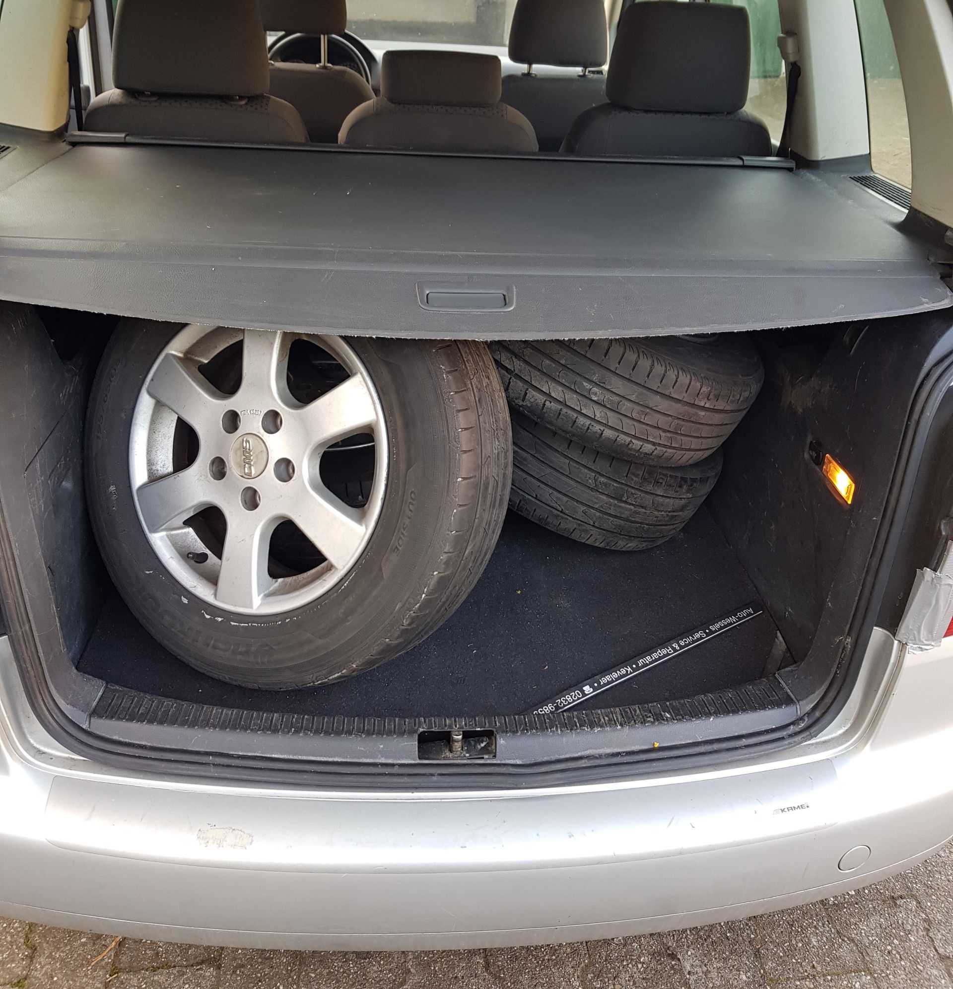 VW Touran Baujahr 2005 FSI Silber Kofferraum Felgen Reifen 