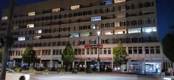 Mehrstöckiges Wohngebäude mit Cafe Ikbal in Duisburg-Hamborn bei Nacht.