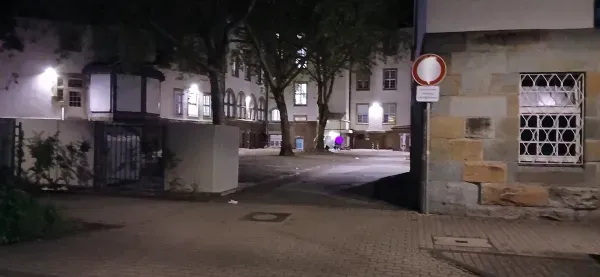 Zufahrt zum Parkplatz hinter dem Rathaus Hamborn in Duisburg bei Nacht.