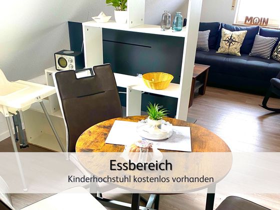 Der gemütliche und helle Essbereich der Ferienwohnung Lütte Krabbe in Bensersiel mit Esstisch und drei Stühlen