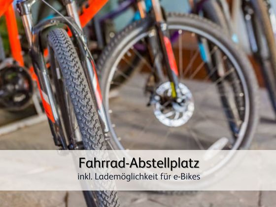 Nahaufnahme von 2 Fahrrädern, die sicher im Fahrradunterstand der Ferienwohnung abgestellt werden können
