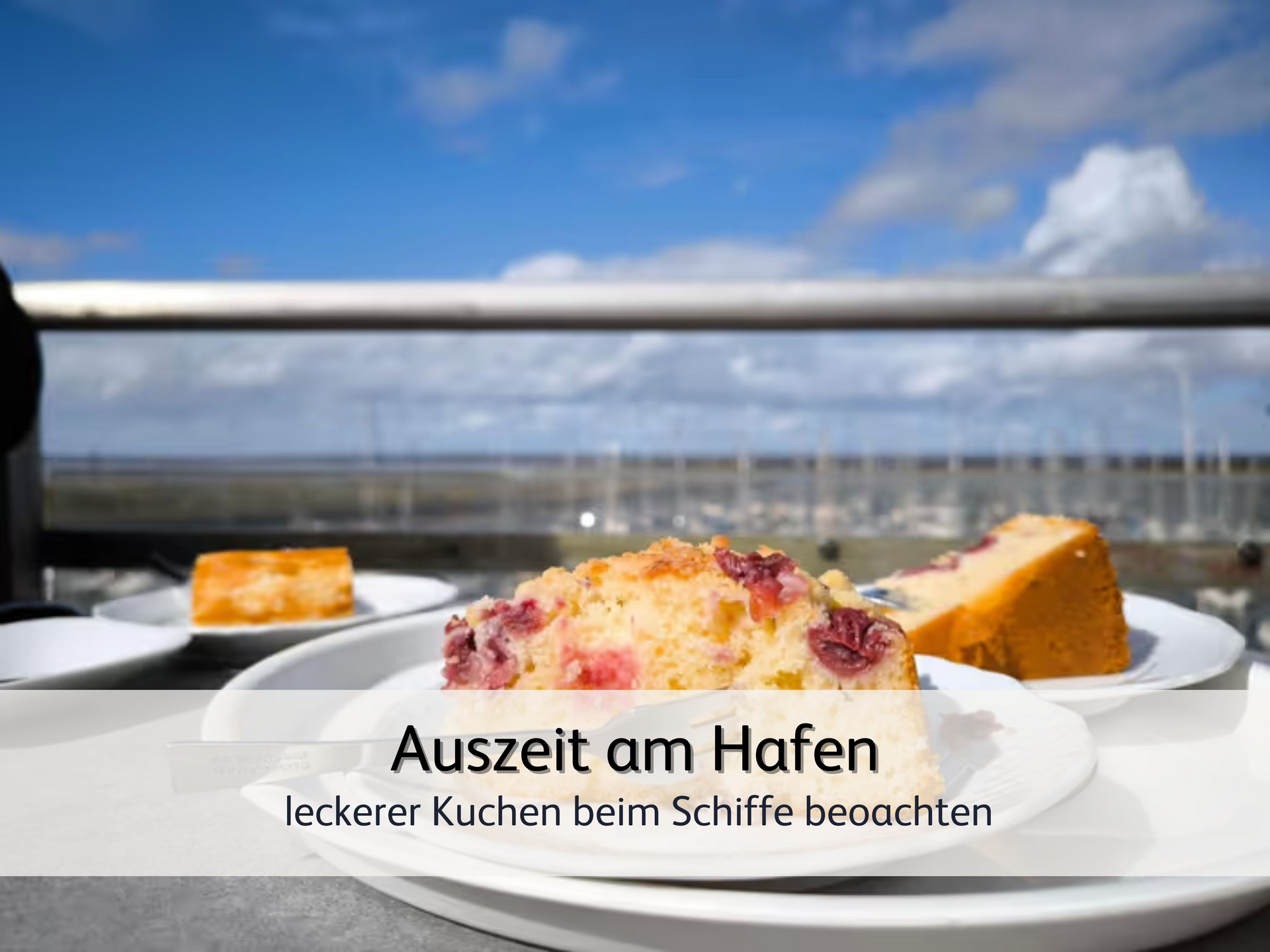Ein leckeres Stück Pflaumenkuchen direkt am Hafen von Bensersiel