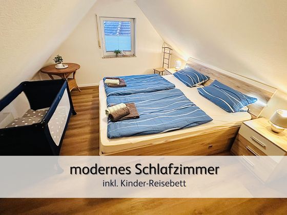 Das gemütliche Schlafzimmer samt Doppelbett und Kinderbett der Ferienwohnung Lütte Krabbe in Bensersiel