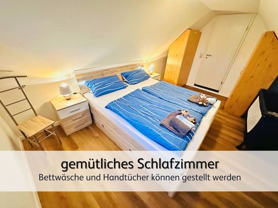 Das gemütliche Schlafzimmer samt Doppelbett und Kinderbett der Ferienwohnung Lütte Krabbe in Bensersiel