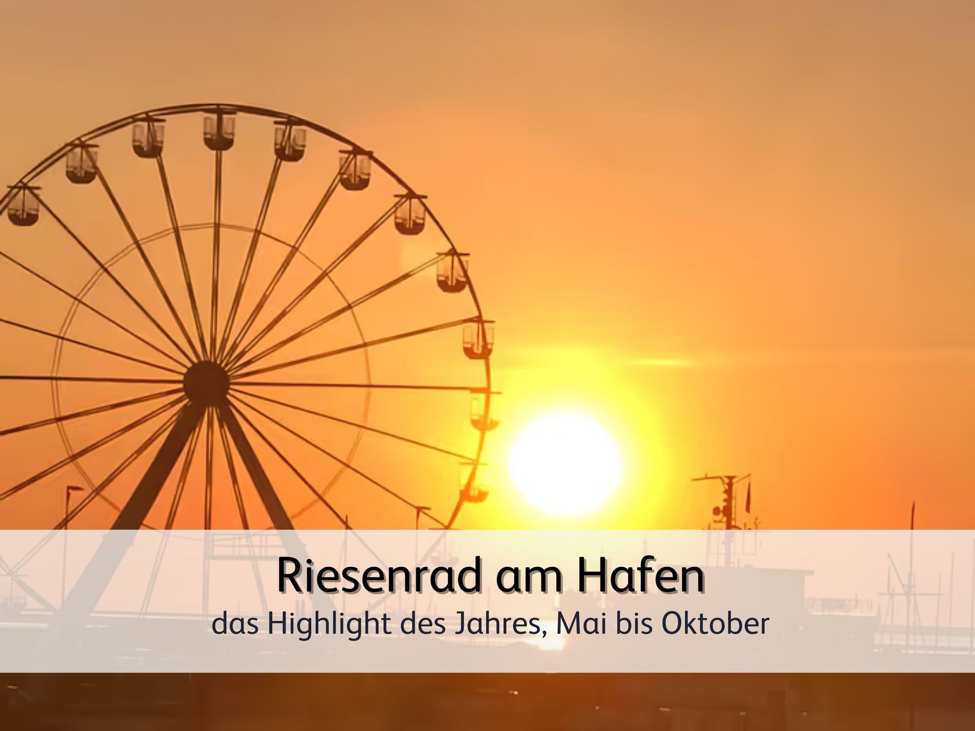 Das Riesenrad im Hafen von Bensersiel bei Sonnenuntergang