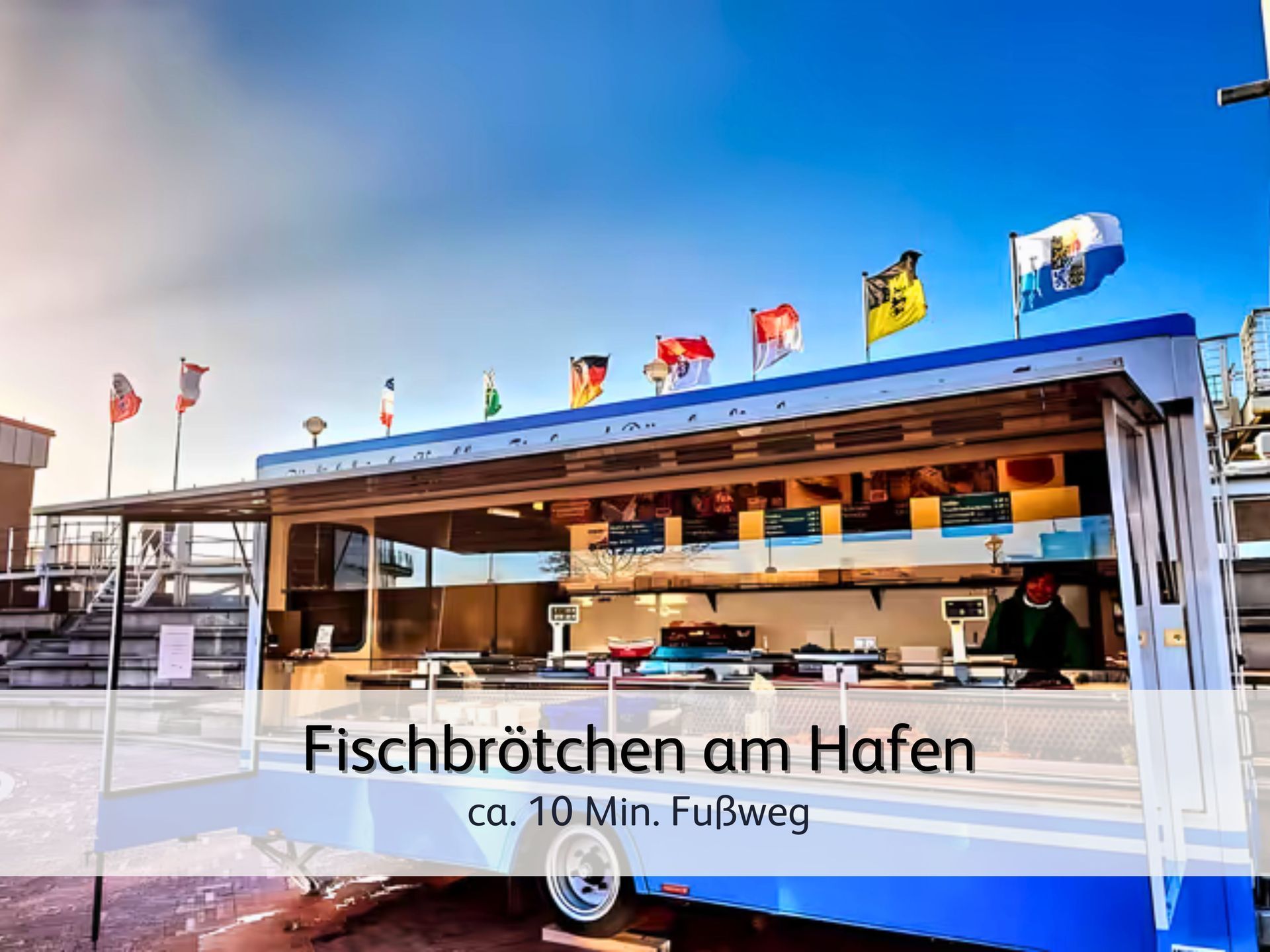 Blick auf die Fischbude auf dem Marktplatz von Bensersiel