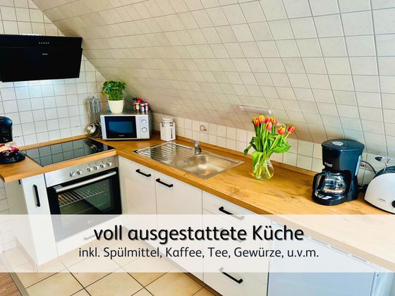 Die 2025 renovierte und vollausgestattete Küchenzeile der FeWo Lütte Krabbe in Bensersiel