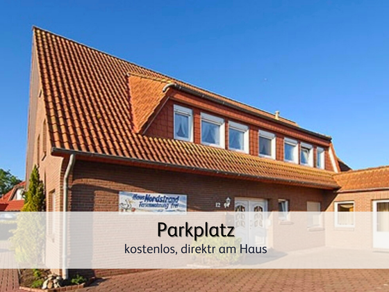 Der Hauseingang der FeWo Robbe 2 und FeWo Lütte Krabbe in Bensersiel bei strahlend blauem Himmel