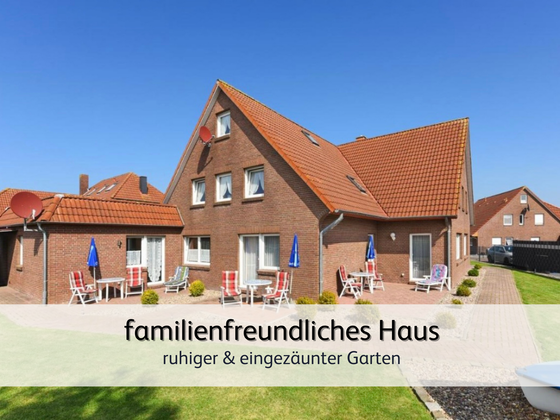 Der Garten der Ferienwohnung Robbe 2 und FeWo Lütte Krabbe in Bensersiel bei strahlend blauem Himmel