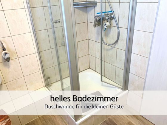 Das helle Badezimmer der FeWo Robbe 2 in Bensersiel mit Blick auf die Dusche