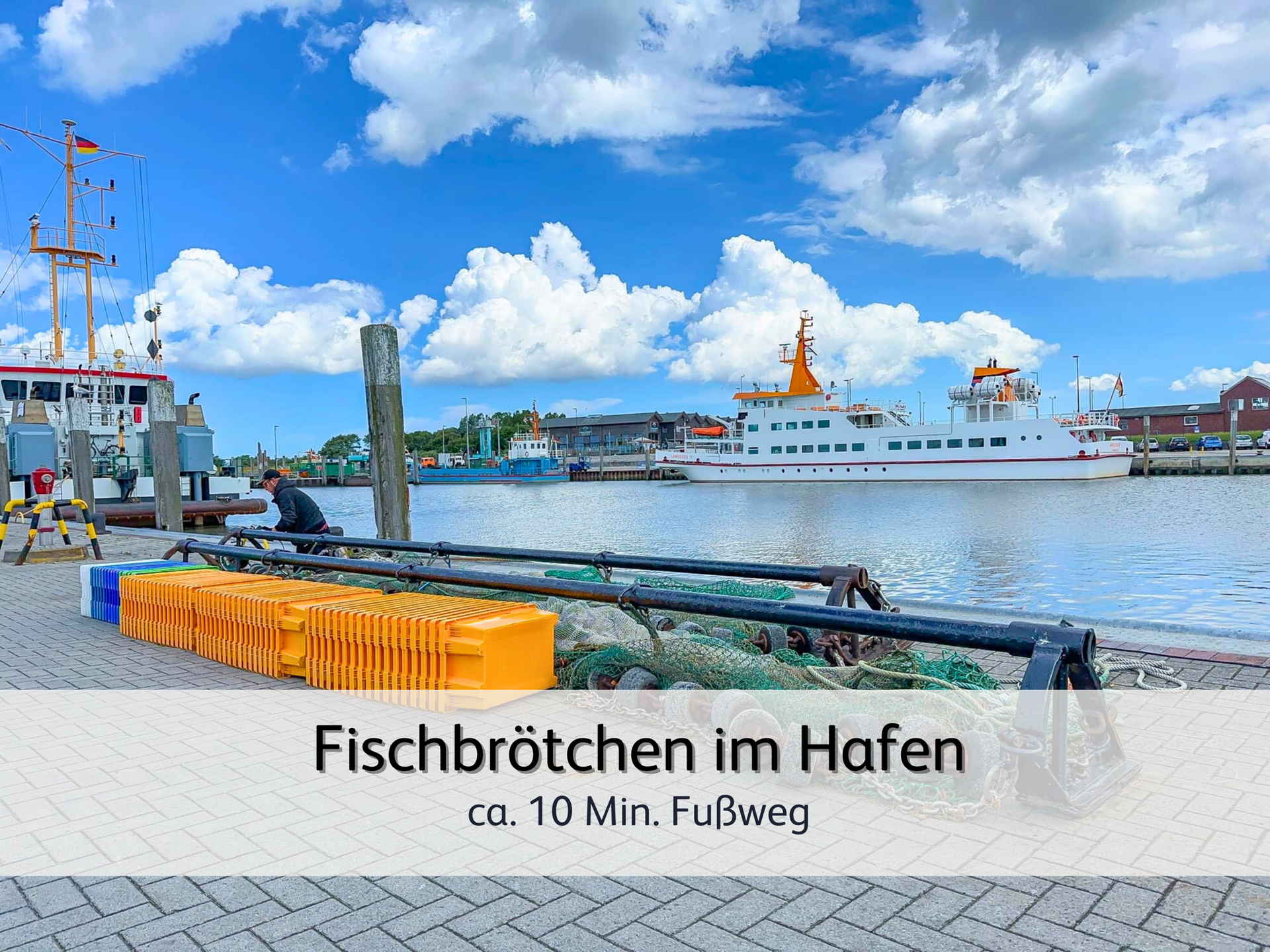 Blick in den Hafen von Bensersiel auf die Fähre bei strahlend klarem Wetter