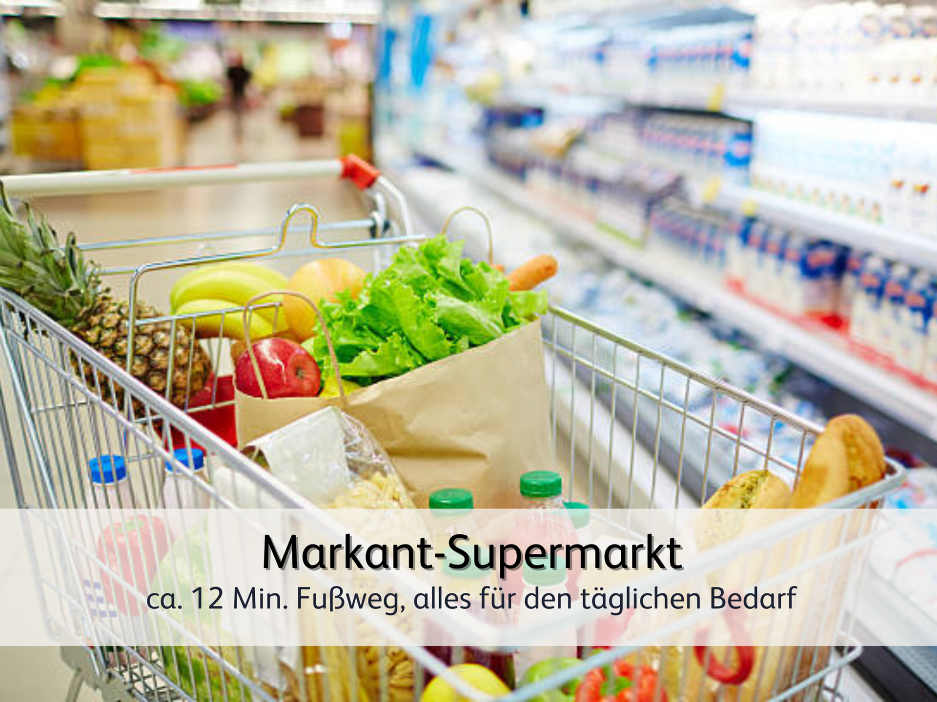 Ein vollgepackter Einkaufswagen mit Getränken und frischem Obst und Gemüse 