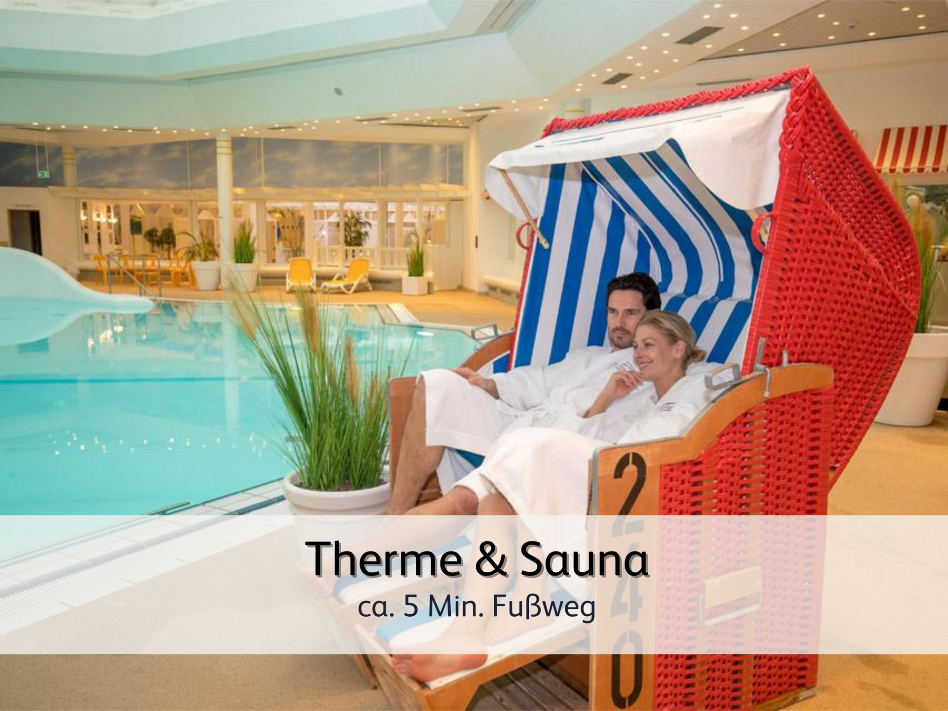 Ein Mann und eine Frau in Bademantel, die in einem roten Strandkorb in der Nordseetherme in Bensersiel entspannen. 