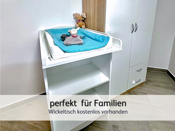Das helle Hautschlafzimmer der FeWo Robbe 2 in Bensersiel samt kostenlosem Wickeltisch 