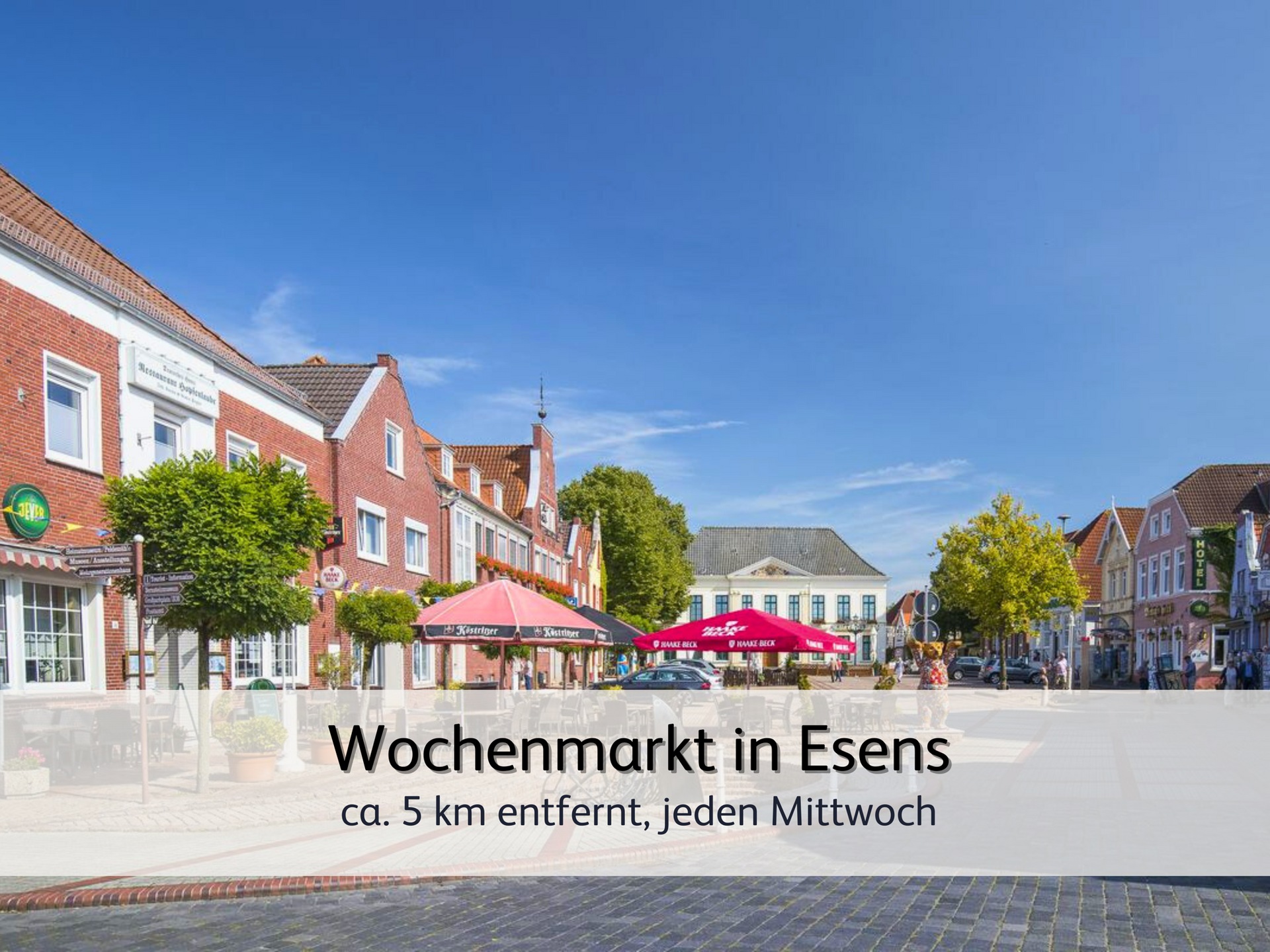 Blick auf den sonnigen Marktplatz von Esens