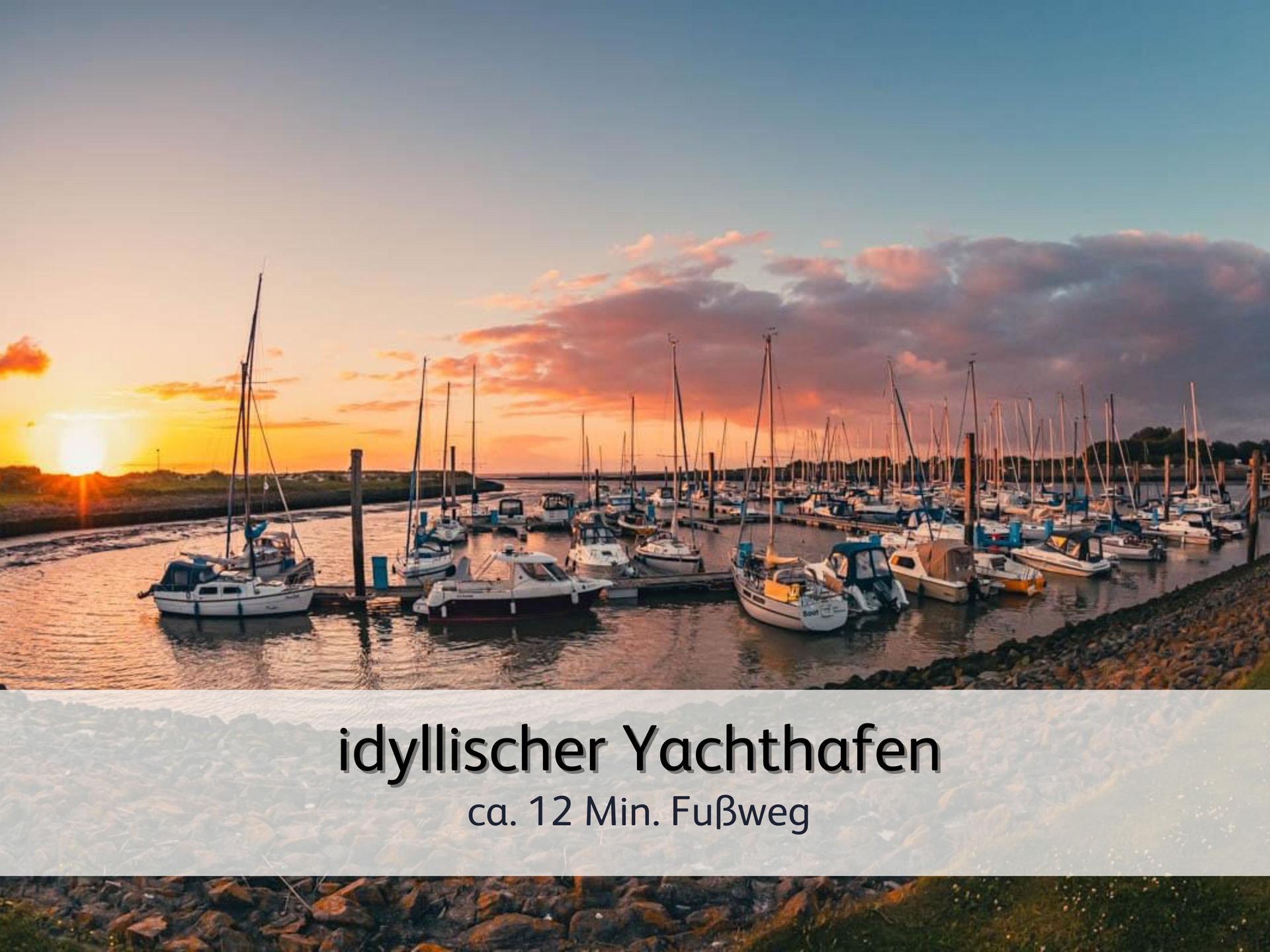 Der verschlafene Yachthafen von Bensersiel bei Sonnenuntergang