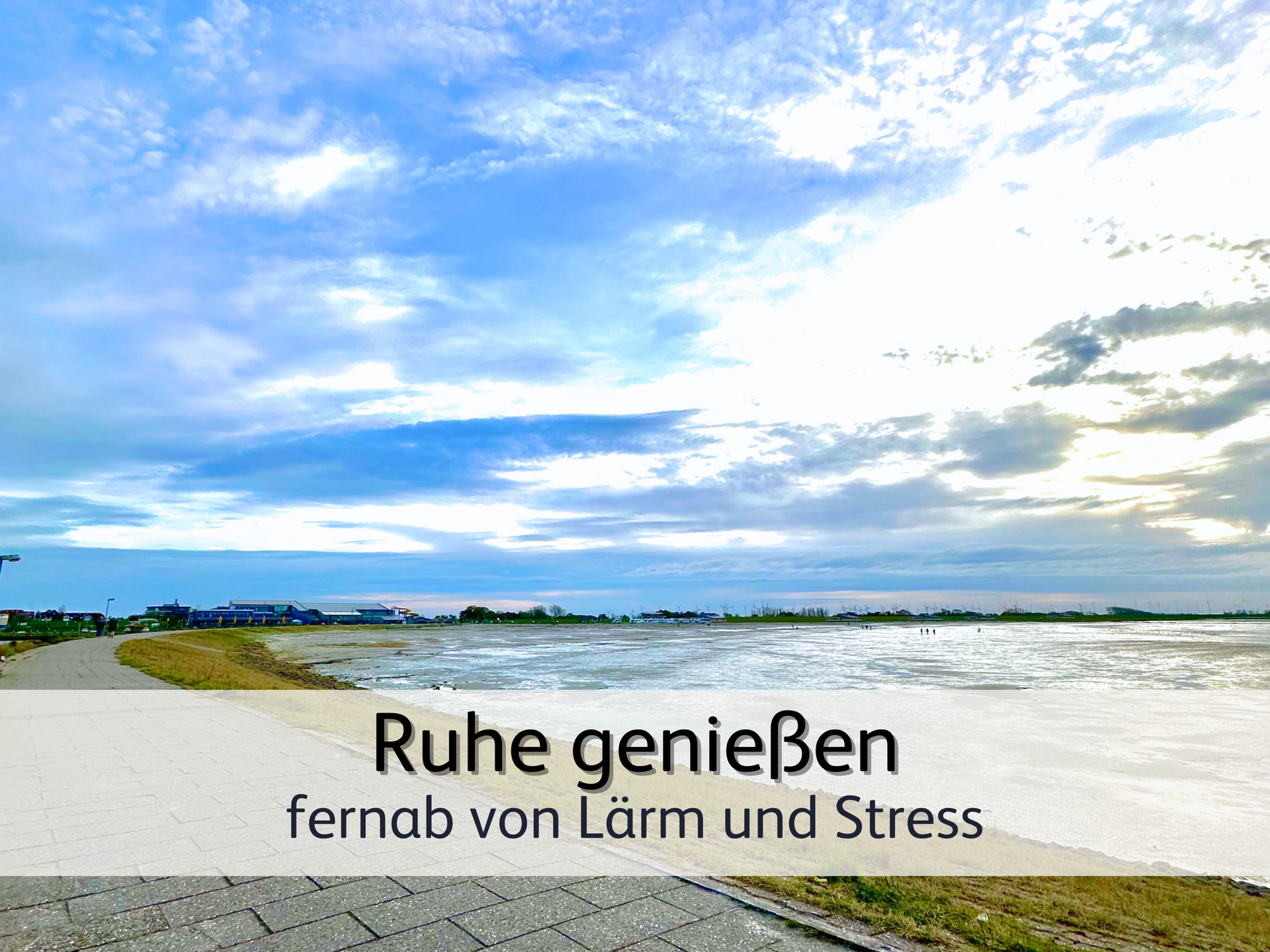 Blick über den weiten und menschenleeren verschneiten Strand von Bensersiel im Winter