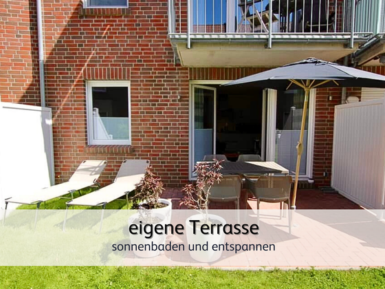 Sonnenterrasse der Ferienwohnung StrandART in Norddeich mit Sonnenliegen, Sitzgelegenheit und Sonnenschirm