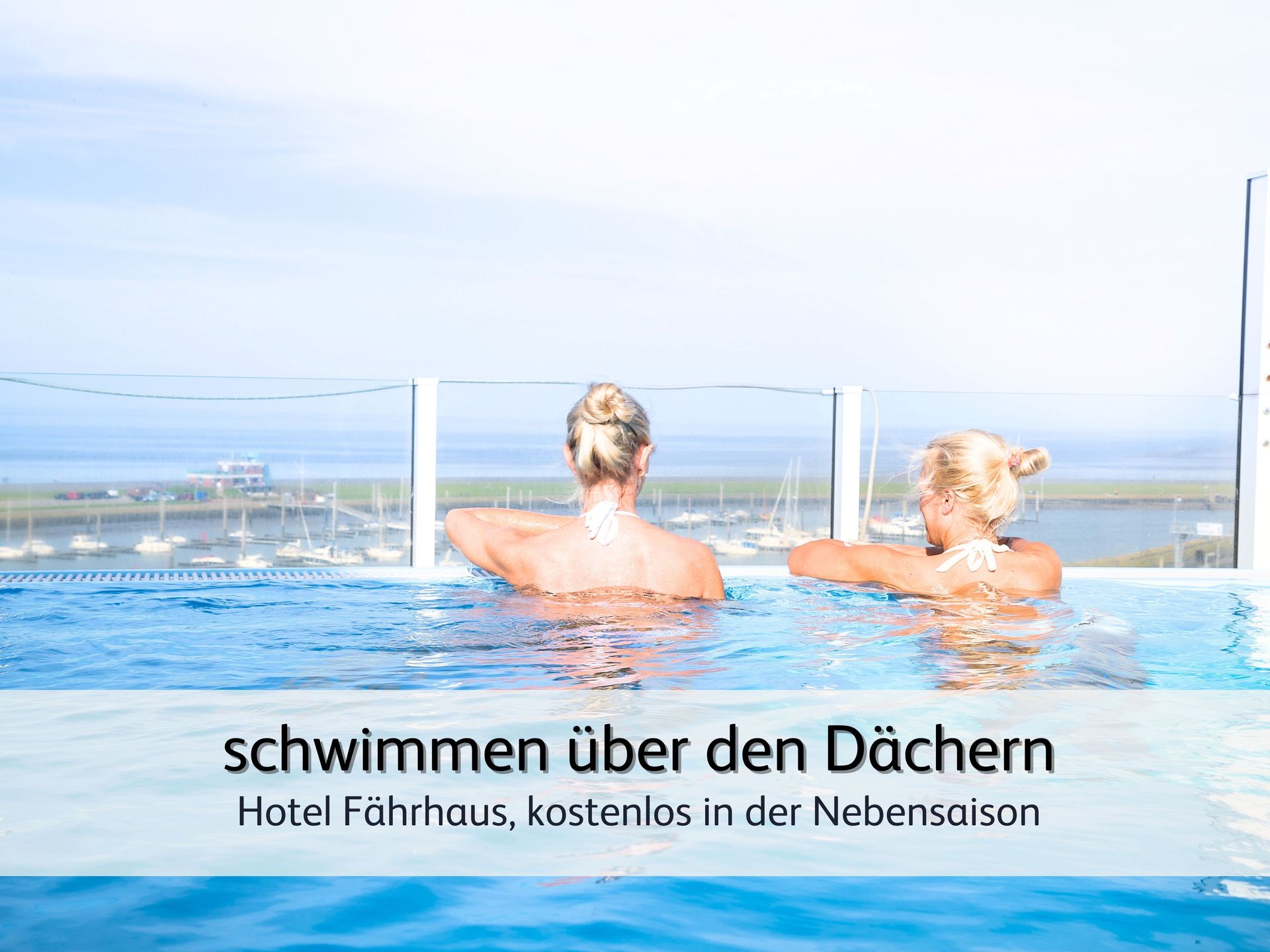 2 Frauen, die in einem Pool auf dem Dach die Aussicht über die Nordsee genießen. Das Schwimmbad befindet sich direkt gegenüber der Ferienwohnung StrandART in Norddeich