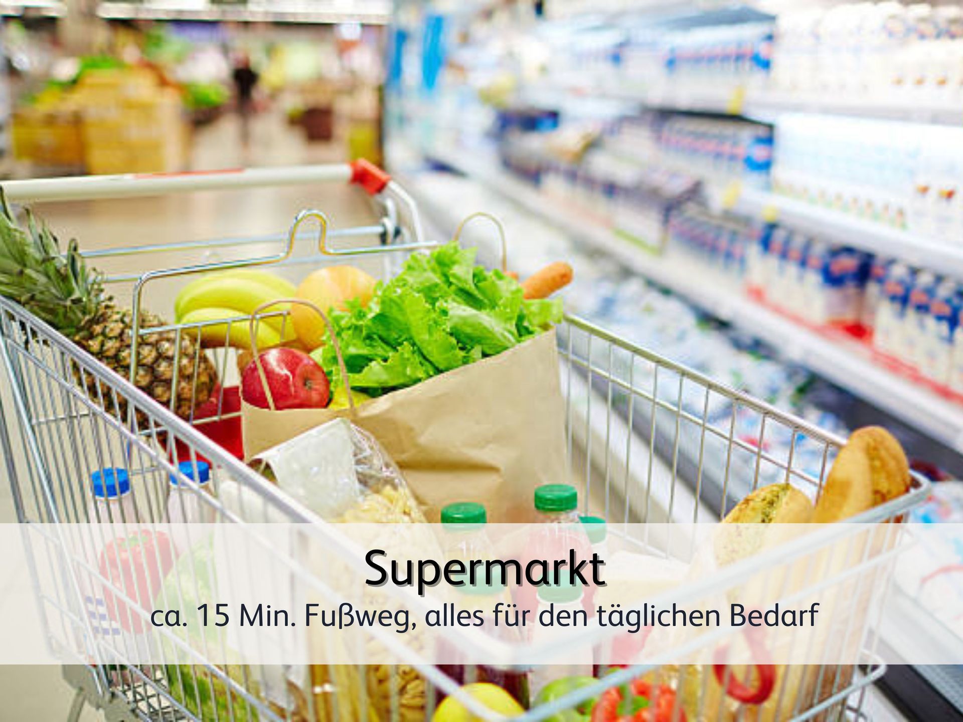 Ein vollgepackter Einkaufswagen mit Getränken und frischem Obst und Gemüse 