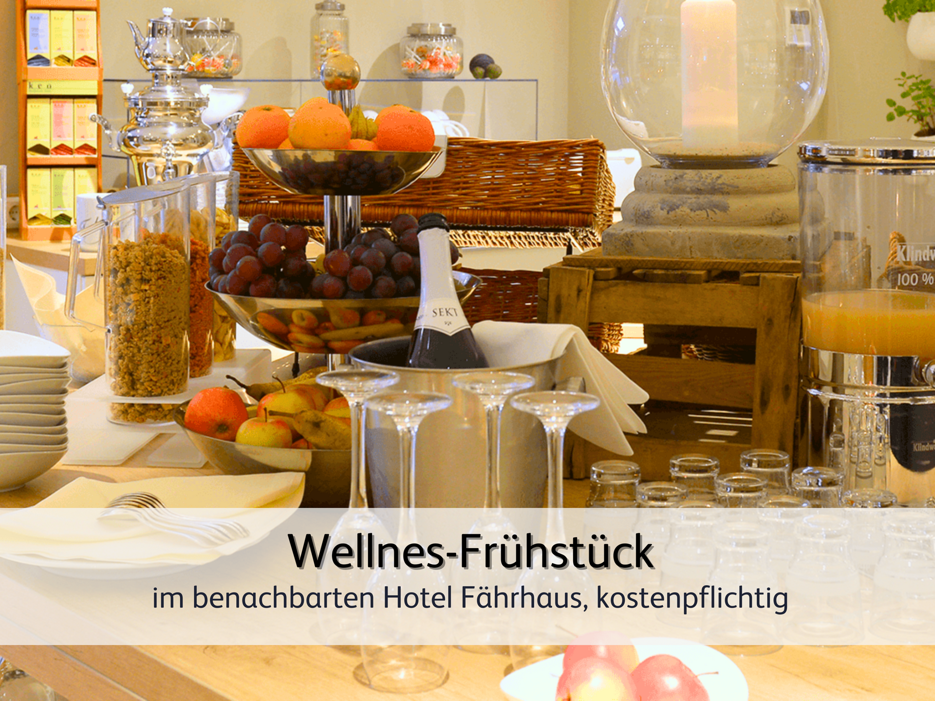 Ein reichhaltig gedecktes Frühstücksbuffet mit Orangen, Müsli und Sekt 