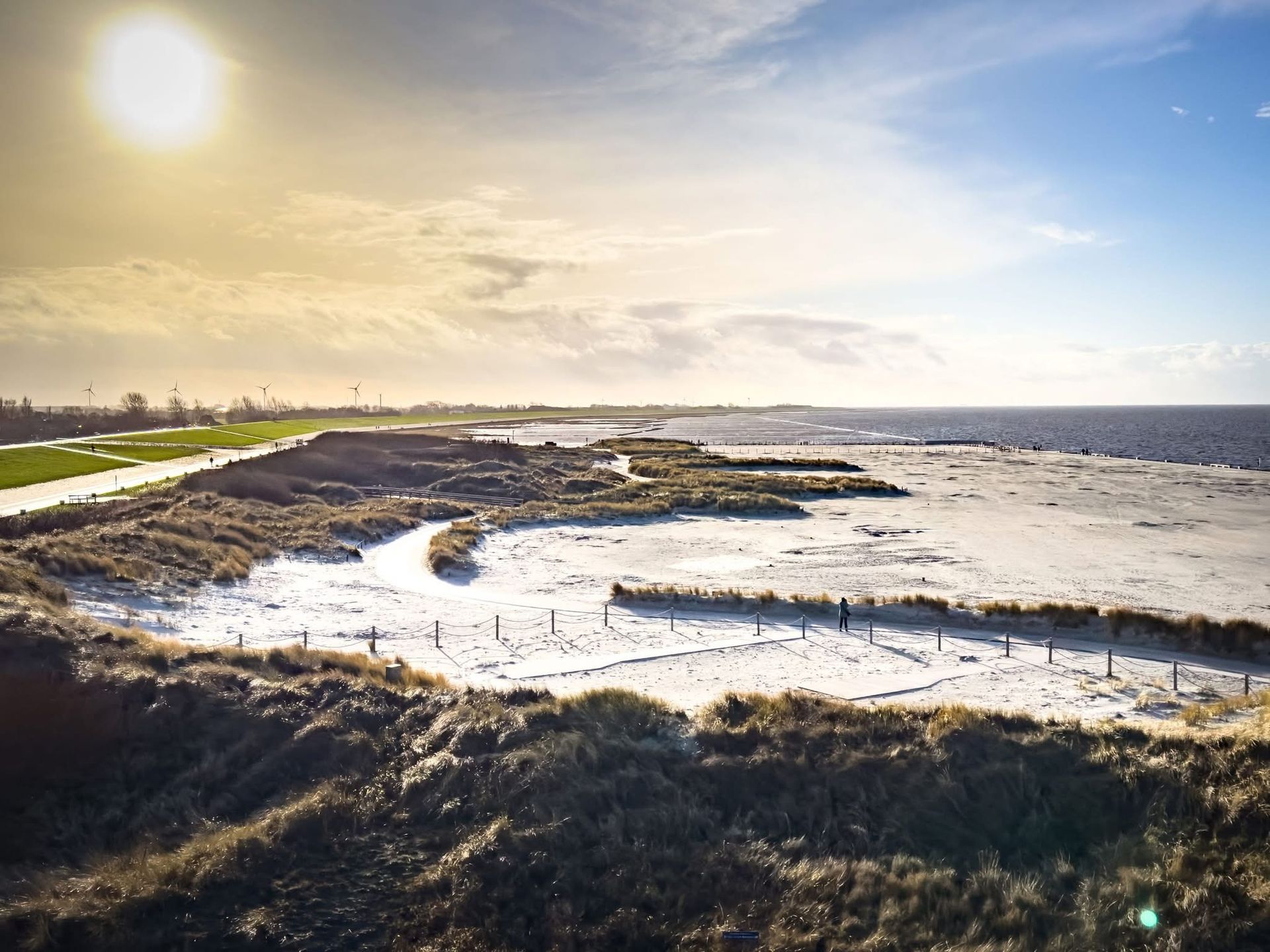 Blick auf den winterlich verschneiten Strand bei strahlenden Sonnenschein und glasklarer Luft