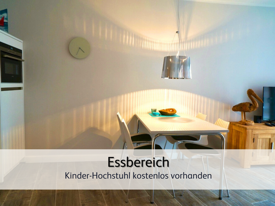 heller Essbereich der Ferienwohnung StrandART in Norddeich samt Esstisch und 4 Stühlen