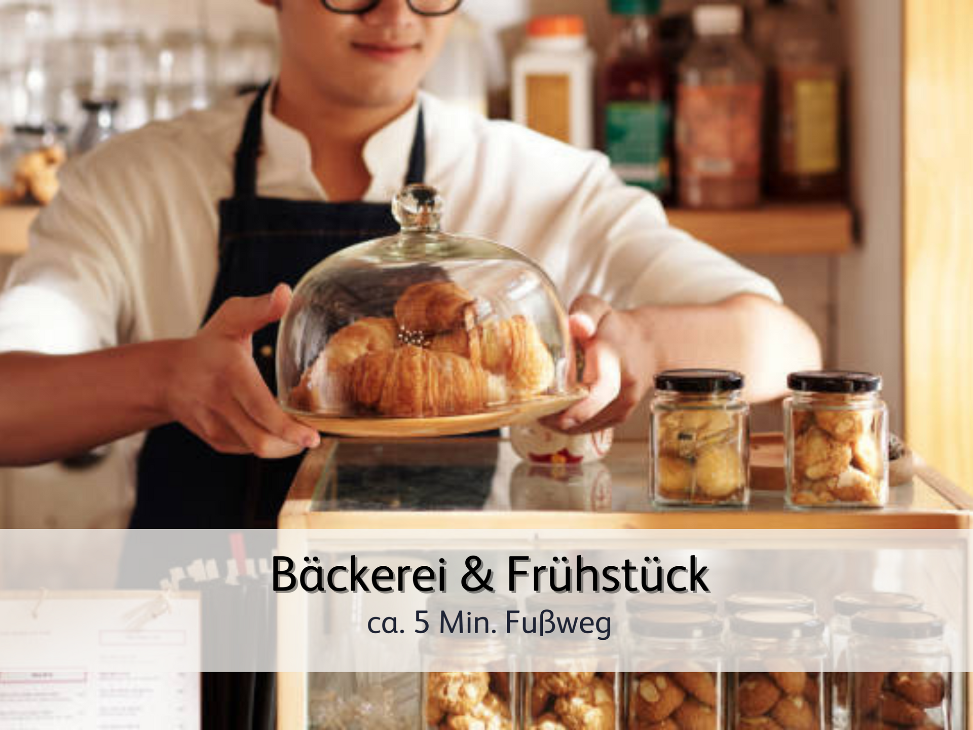 Ein Mann, der einen Teller mit köstlich aussehenden Croissants auf eine Ablage in einer Bäckerei stellen möchte