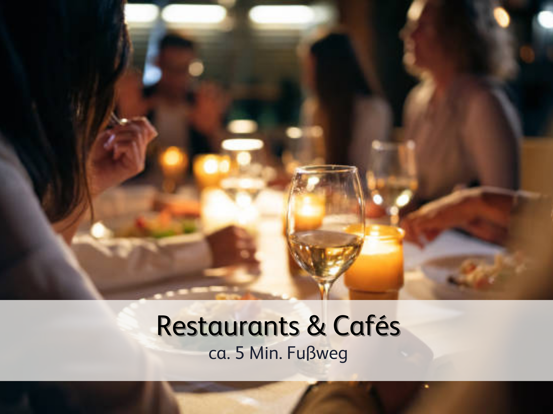 Abendliche Stimmung bei Kerzenschein in eines der vielen Restaurants in Norddeich