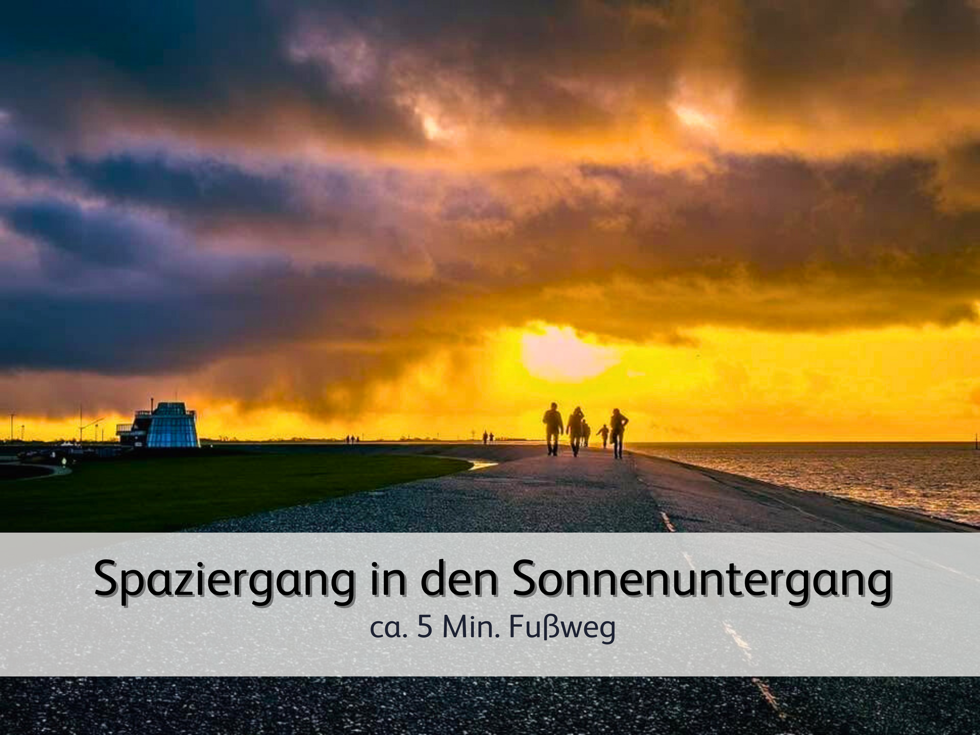 Sonnenuntergang an der Strandpromenade von Norddeich