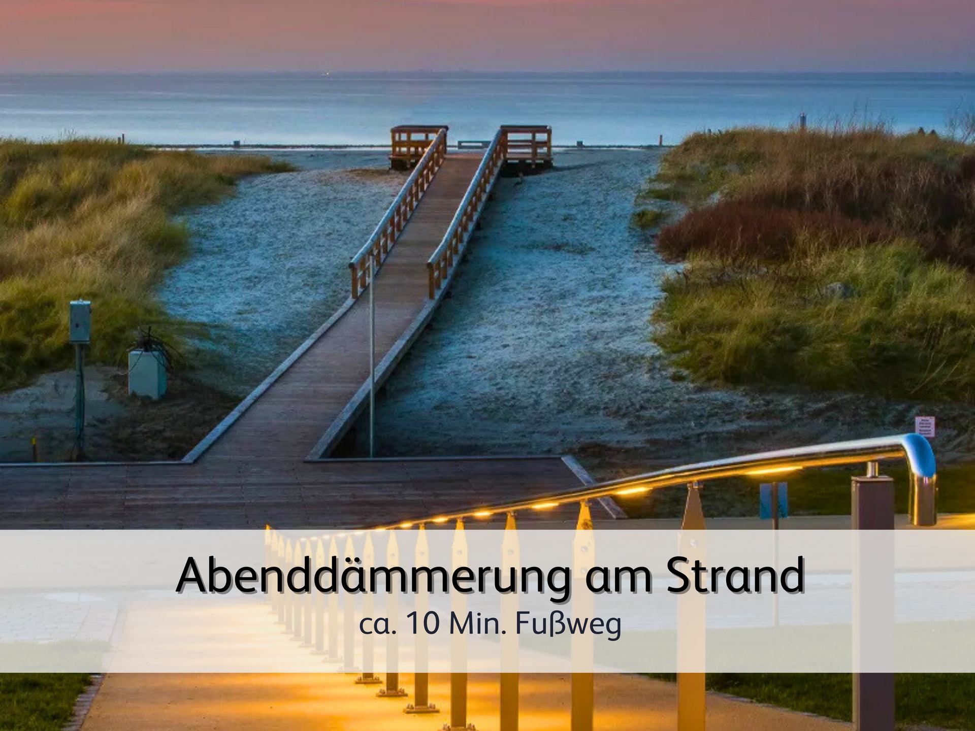Blick vom Deich auf den Steg Richtung Strand in Norddeich