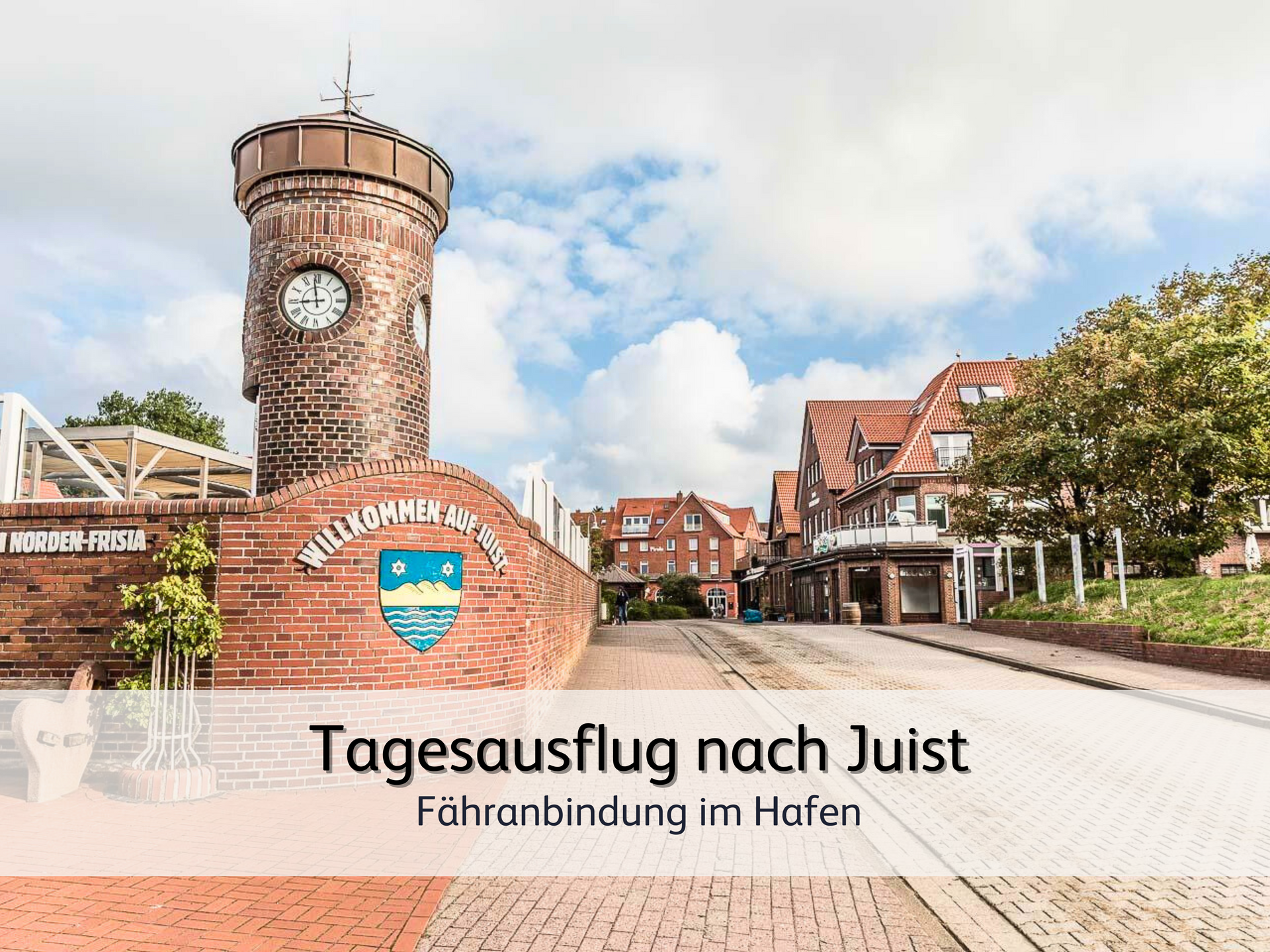 Der Ortseingang der Nordseeinsel Juist mit Uhrenturm und gepflasterter Straße
