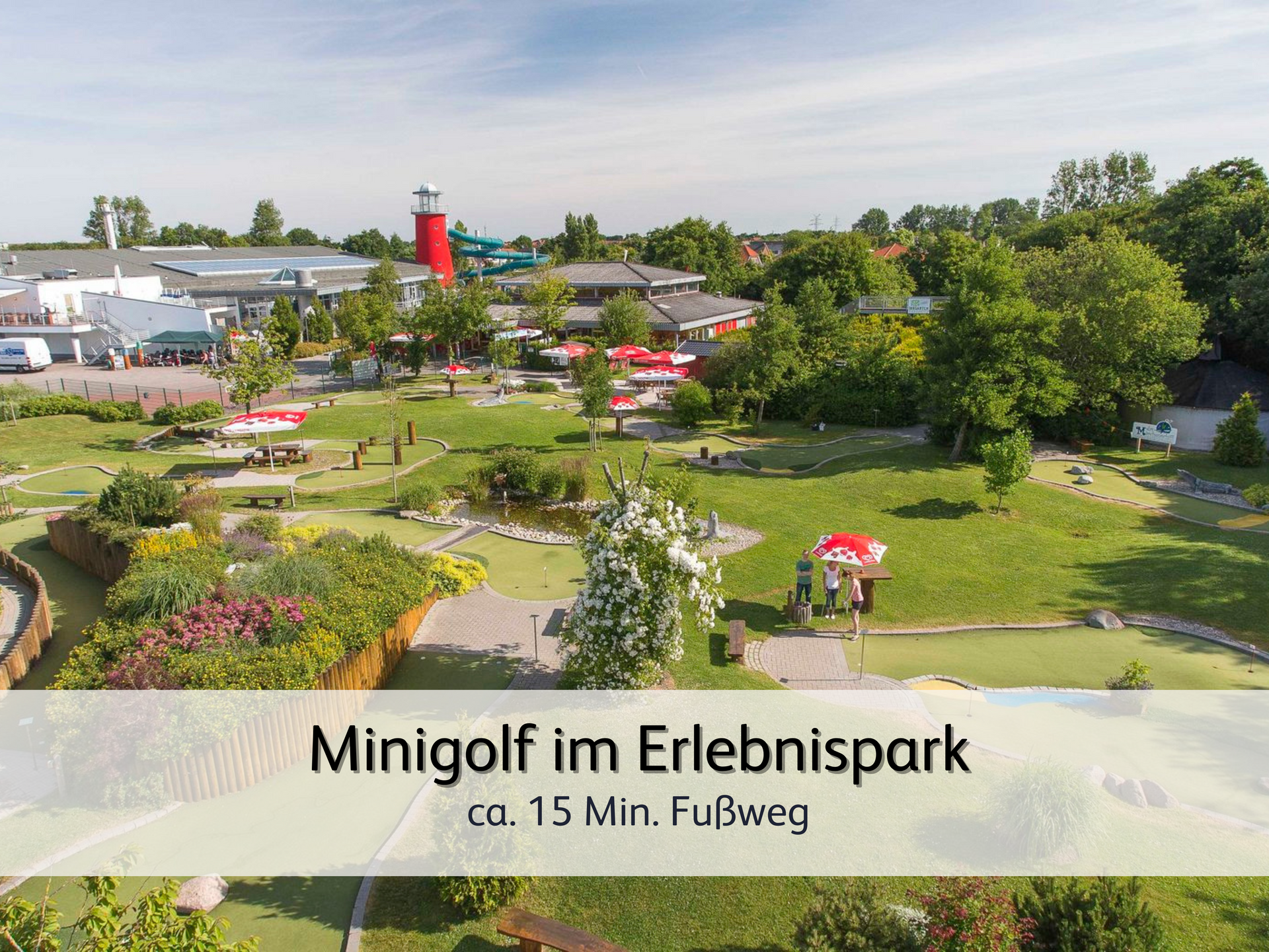 Eine große gepflegte Minigolfanlage im Erlebnispark in Norddeich bei bestem Wetter