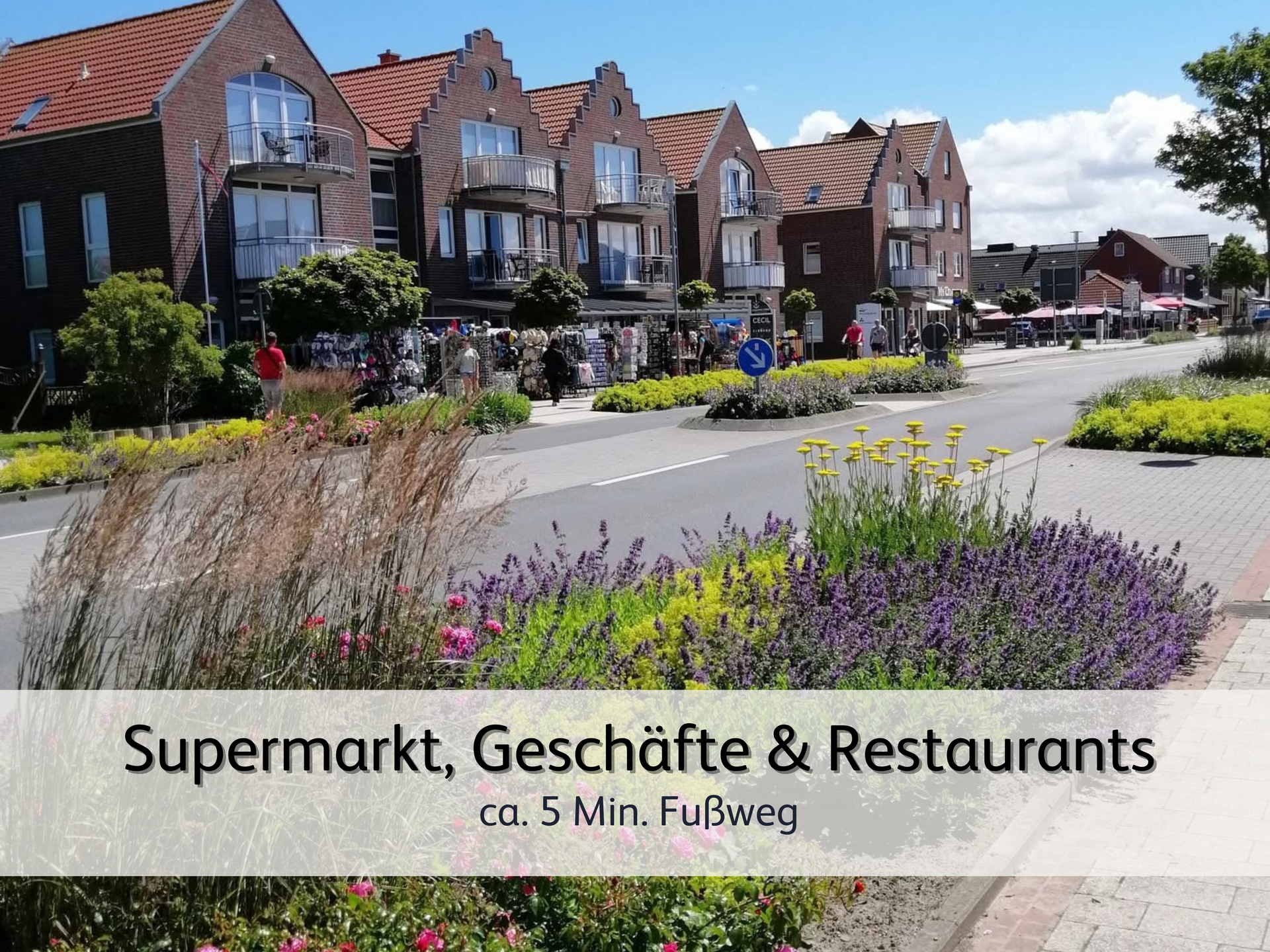 Die Einkaufsstraße von Norddeich bei strahlendem Sonnenschein