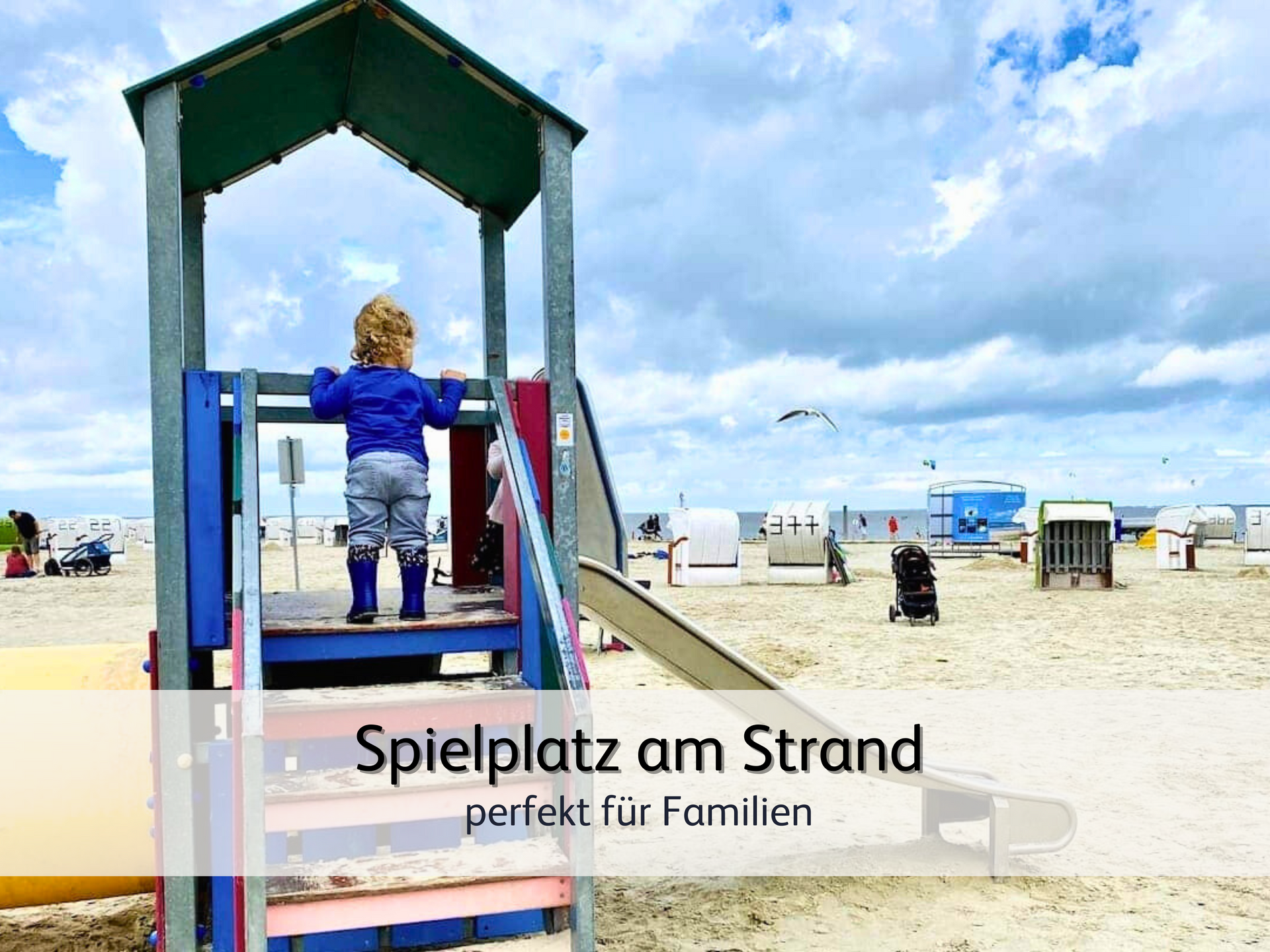 Spielplatz mit Kletterturm und Rutsche am Strand von Norddeich
