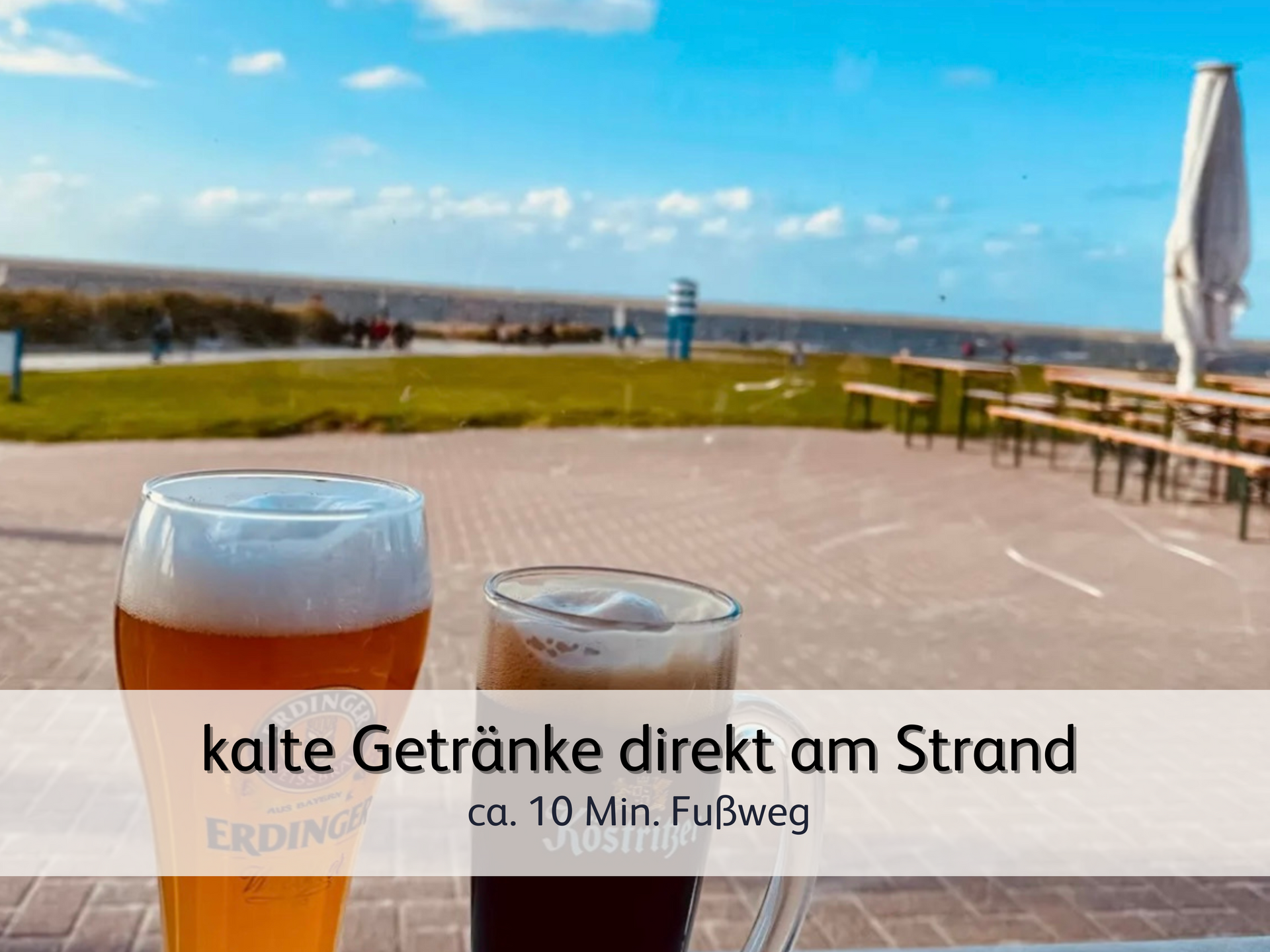 Erfrischende Kaltgetränke direkt am Strand mit Blick auf das Meer