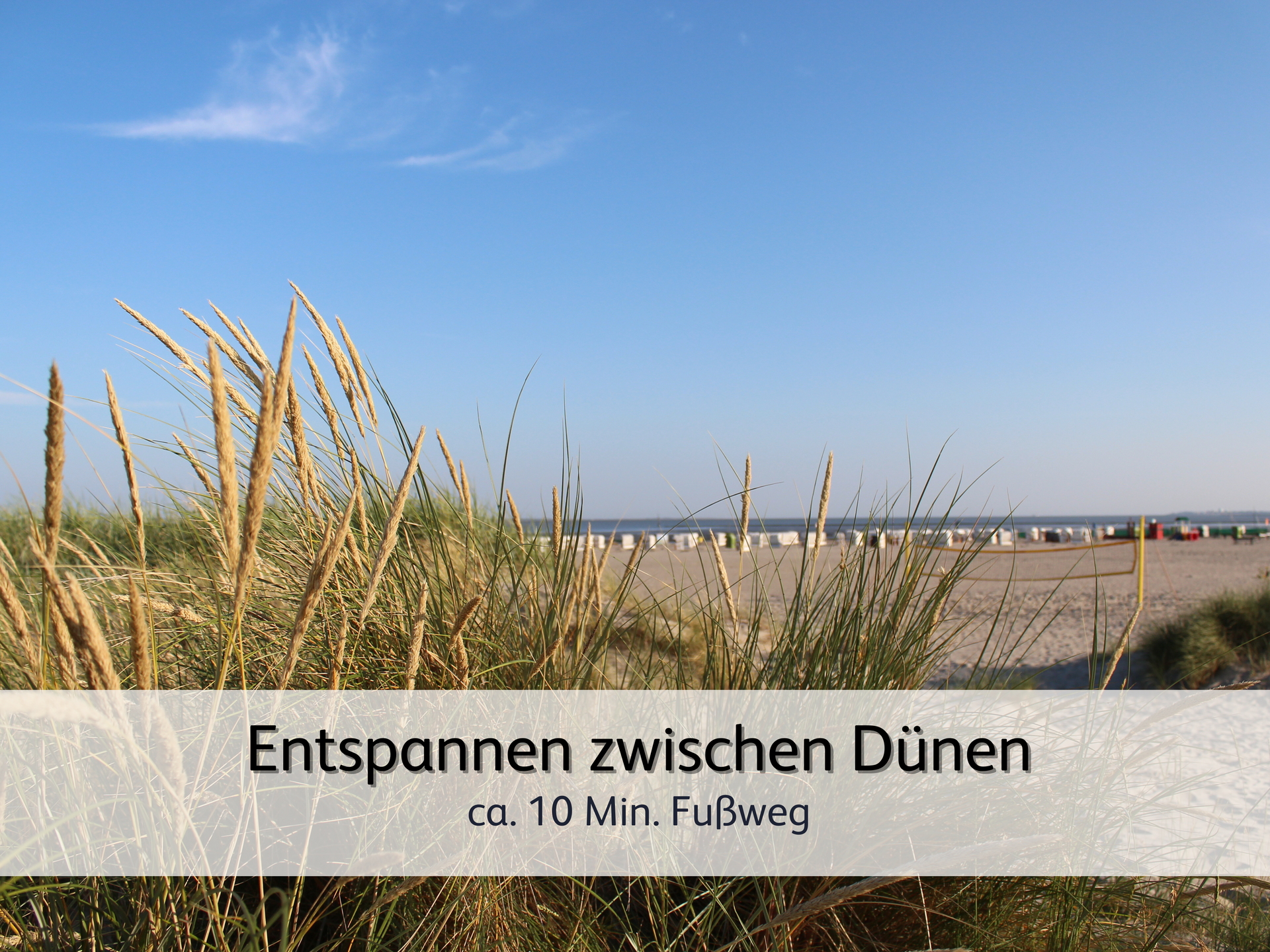 Blick durch die Dünen am Strand von Norddeich Richtung Meer