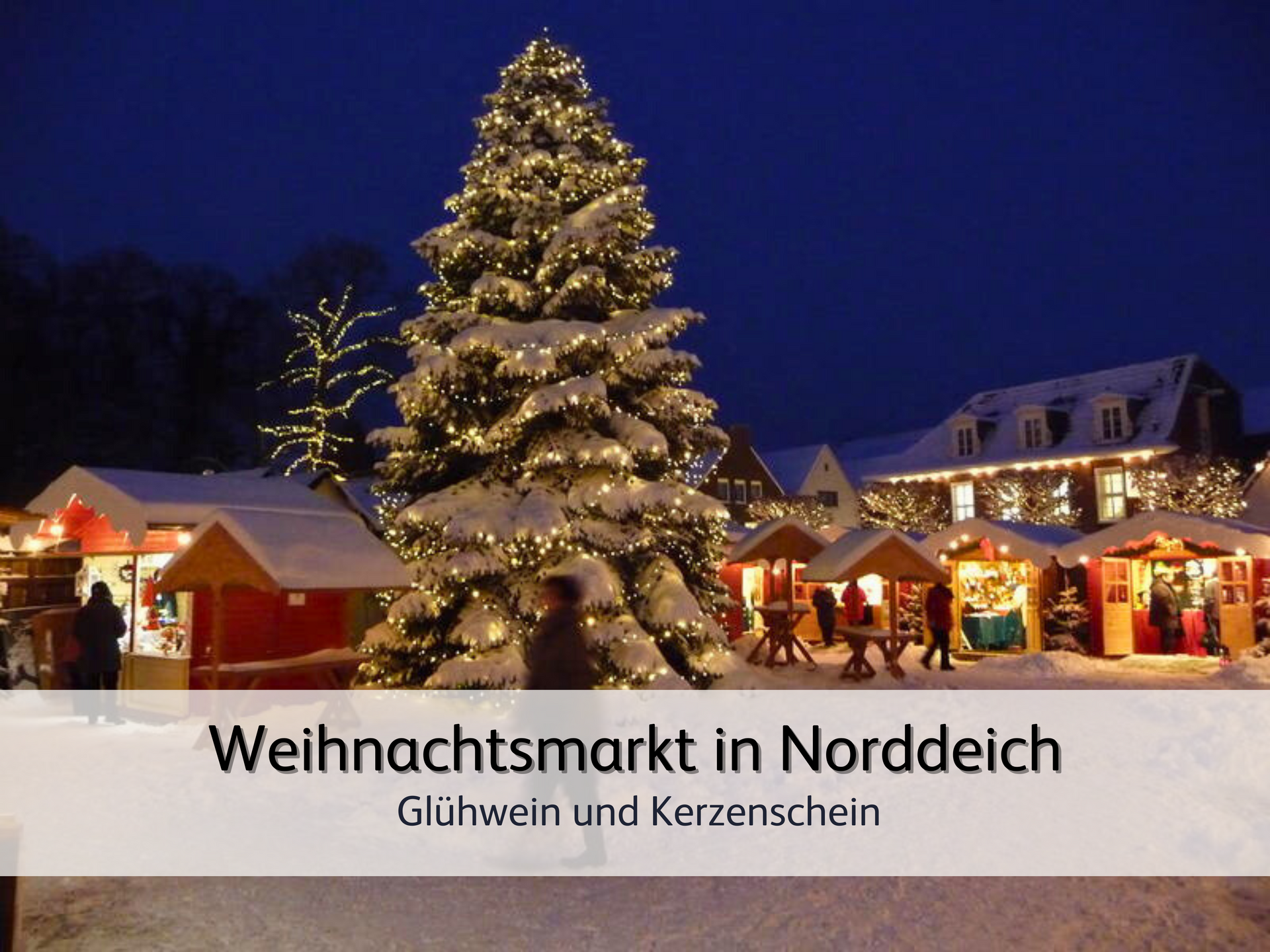 Der winterliche und verschneite Weihnachtsmarkt von Norden mit vielen gemütlichen und warm leuchtenden Buden