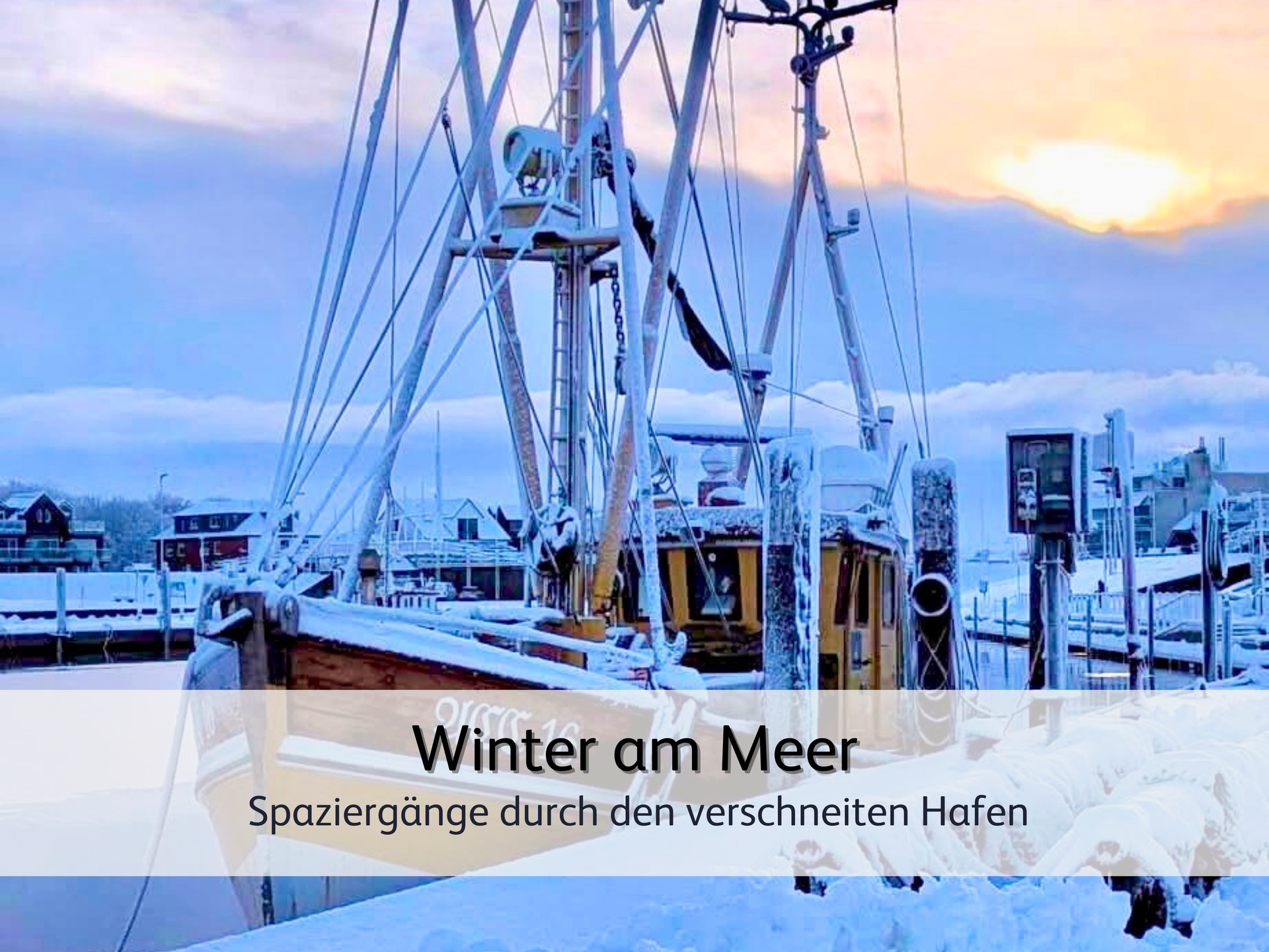 ein verschneiter Fischkutter hat im Hafen von Bensersiel seine Leinen festgemacht