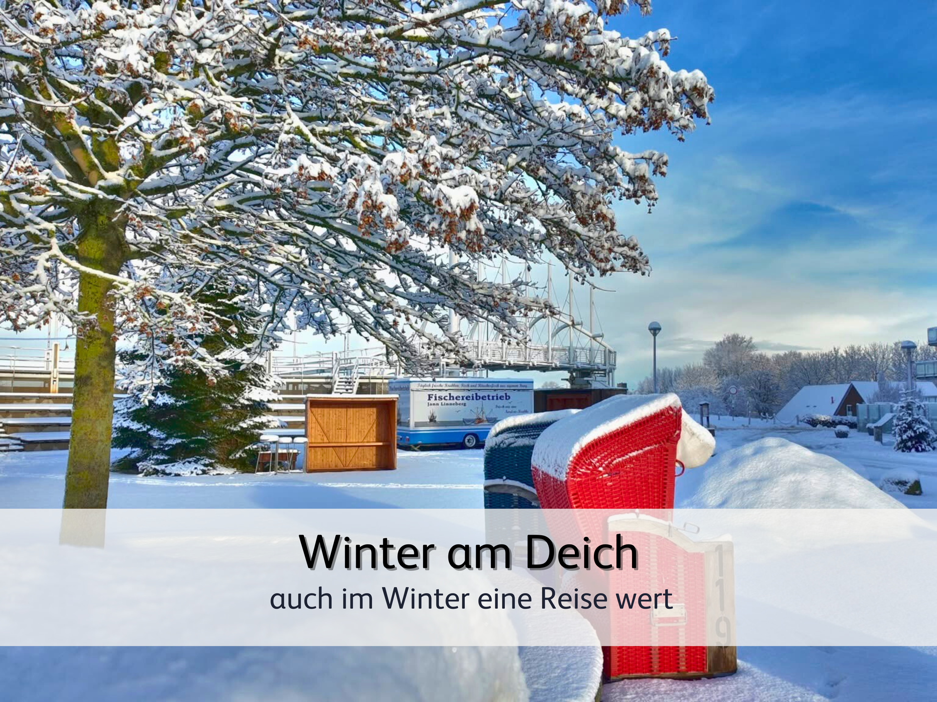 verschneite Strandkörbe auf dem Marktplatz in Bensersiel