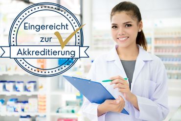 Pharmazeutisch- kaufmännische Angestellte bei der Arbeit in der Apotheke